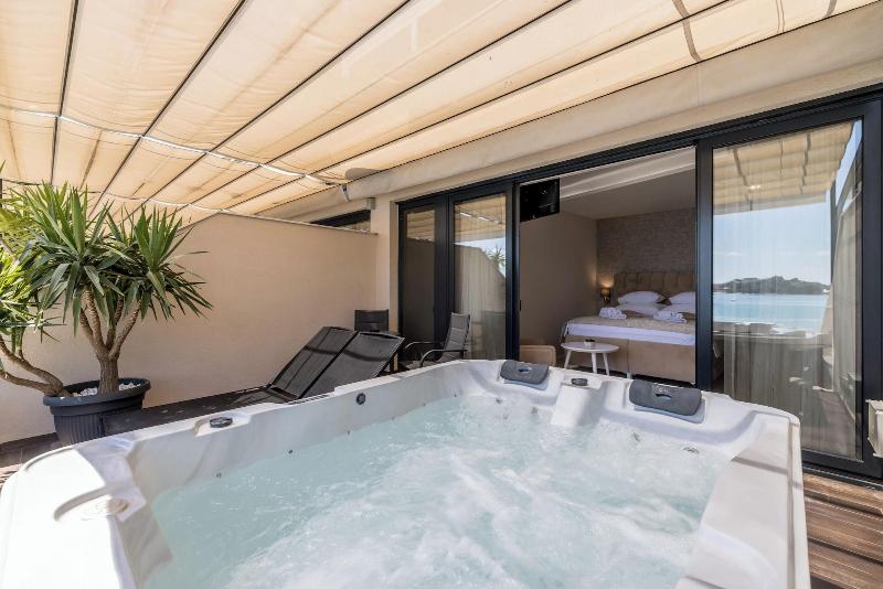 Luxury Rooms Seven image
