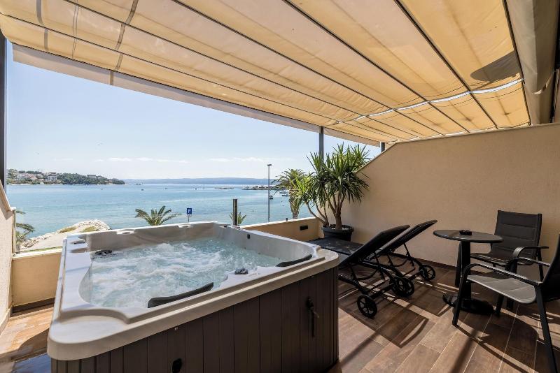 Luxury Rooms Seven image