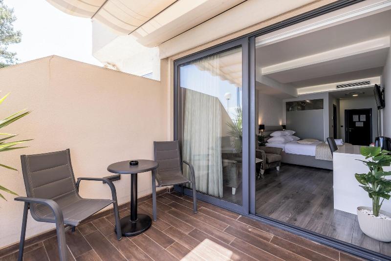 Luxury Rooms Seven image