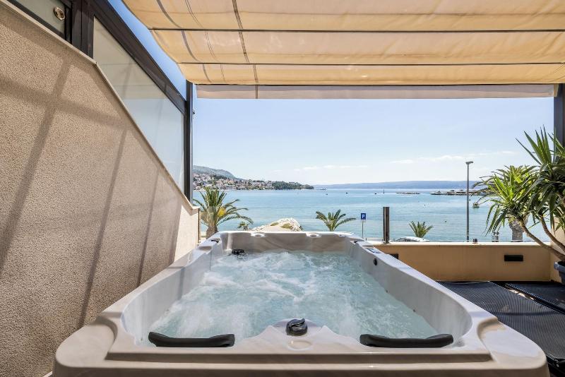 Luxury Rooms Seven image
