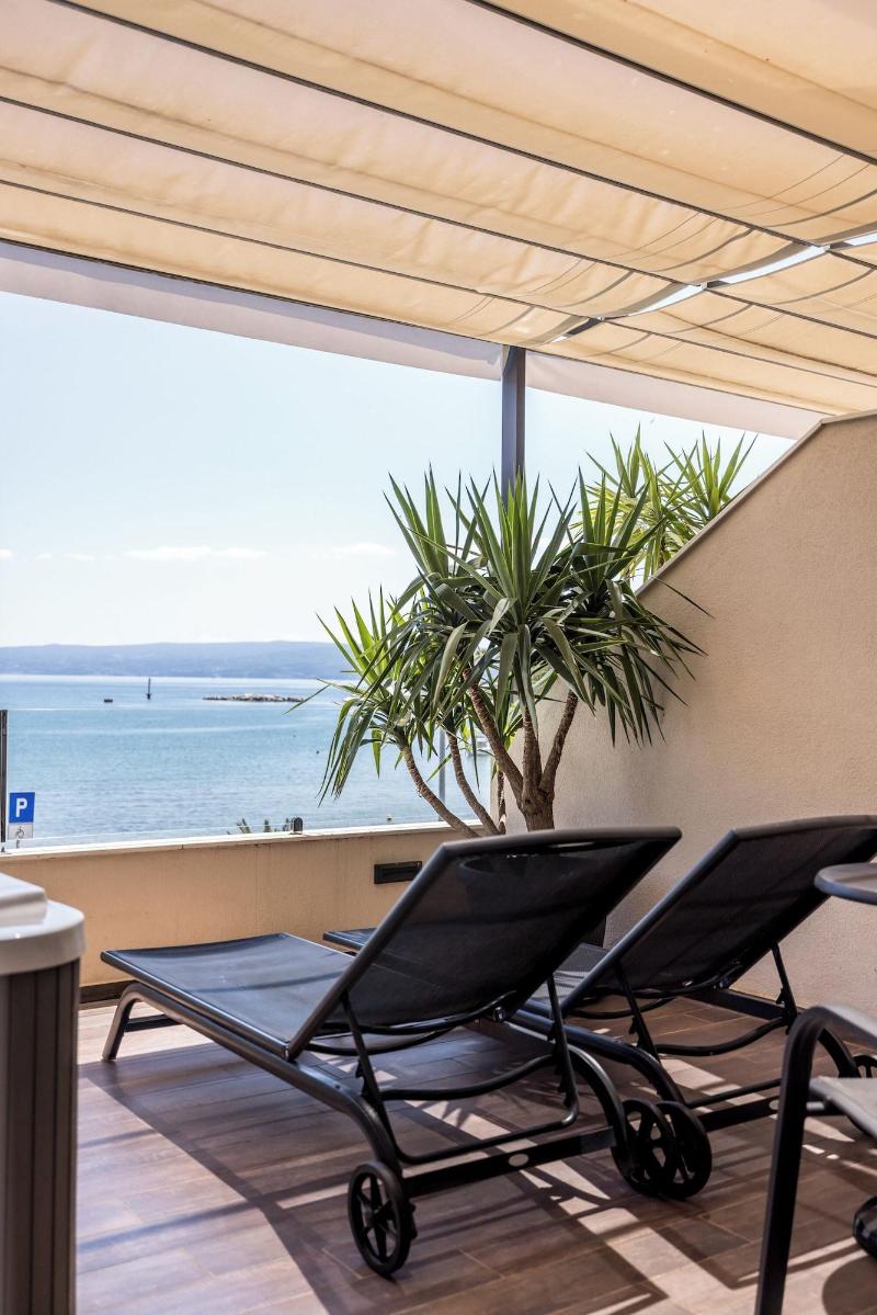 Luxury Rooms Seven image