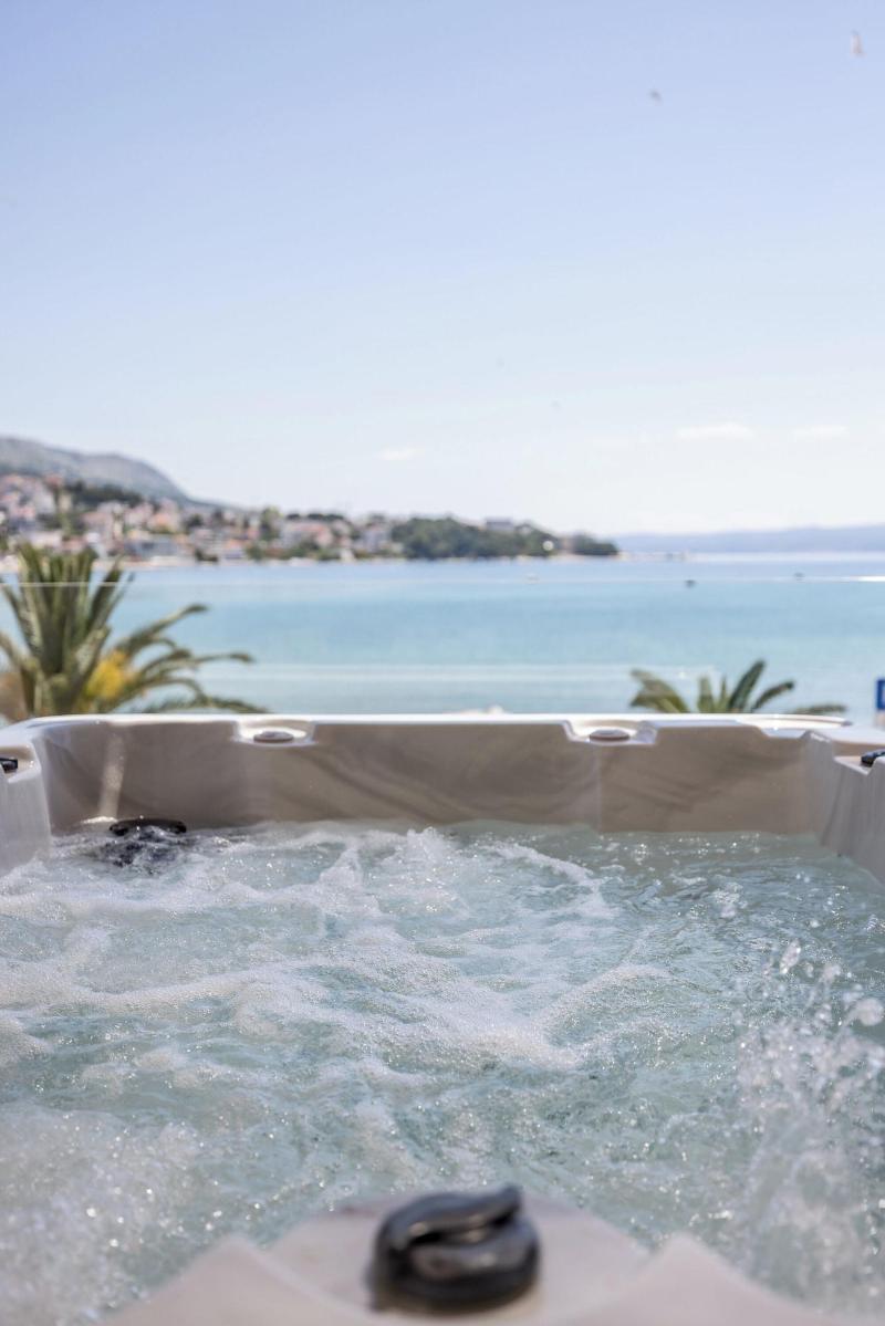 Luxury Rooms Seven image