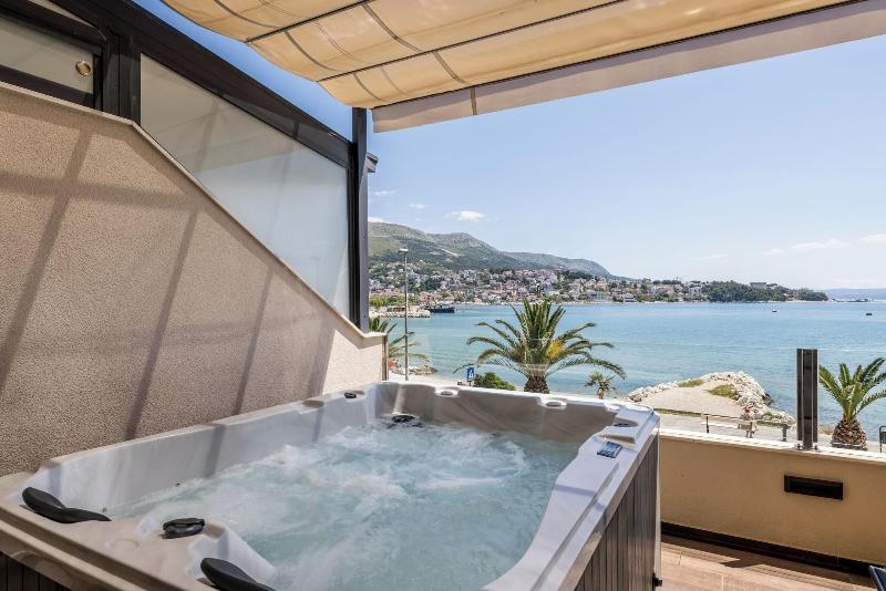 Luxury Rooms Seven image