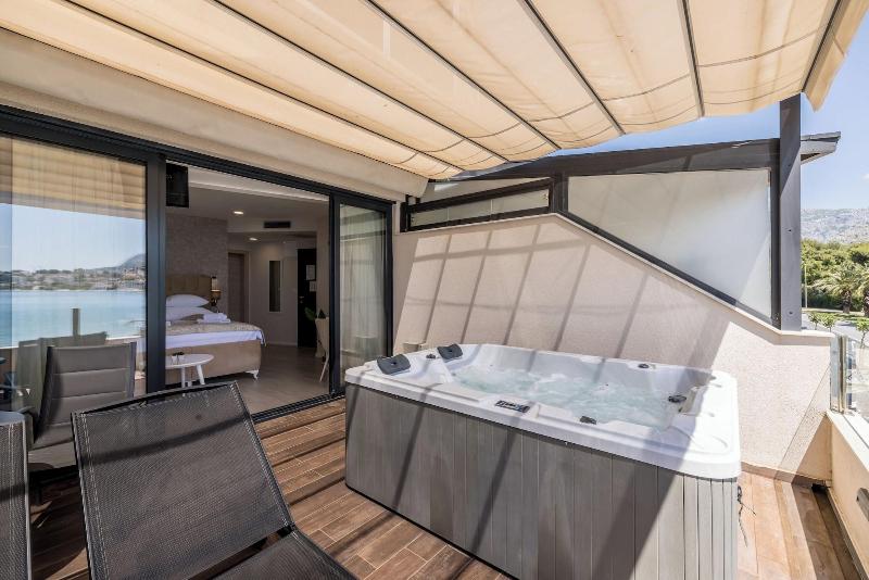 Luxury Rooms Seven image