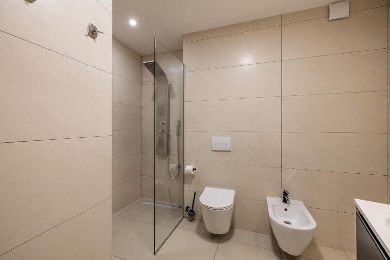 Luxury Rooms Seven image