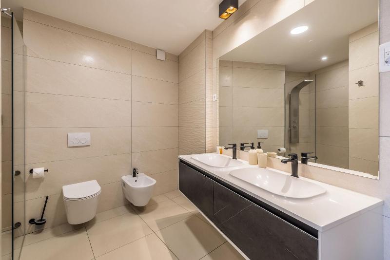 Luxury Rooms Seven image