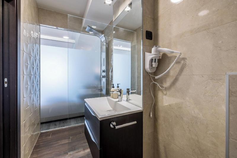 Luxury Rooms Seven image