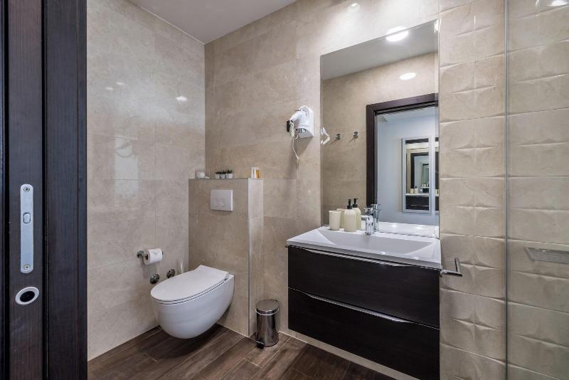 Luxury Rooms Seven image