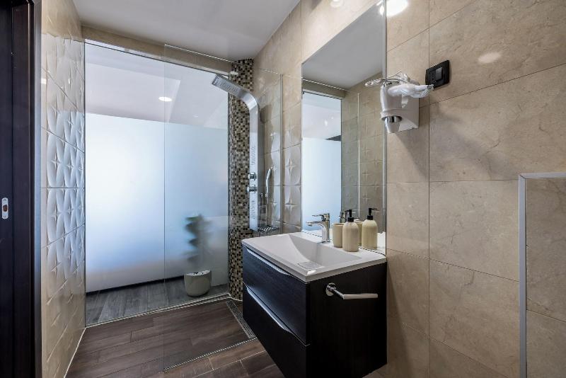 Luxury Rooms Seven image