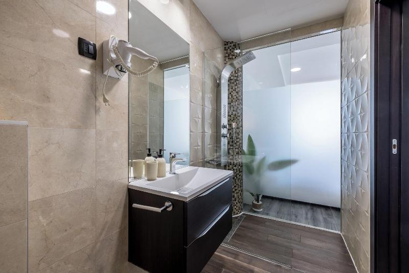 Luxury Rooms Seven image