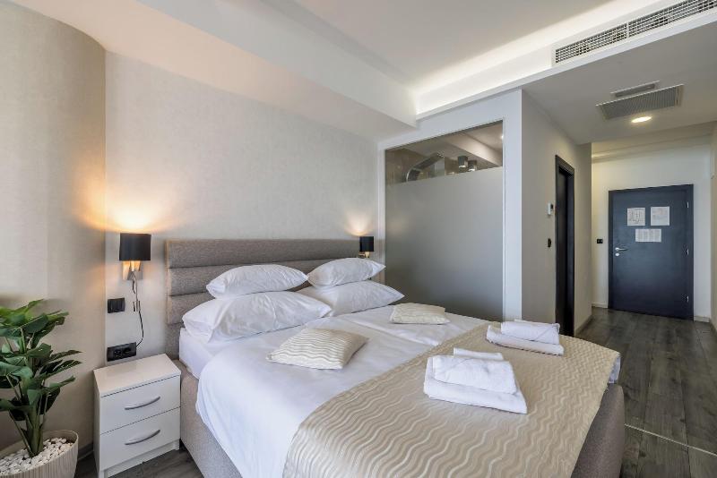 Luxury Rooms Seven image