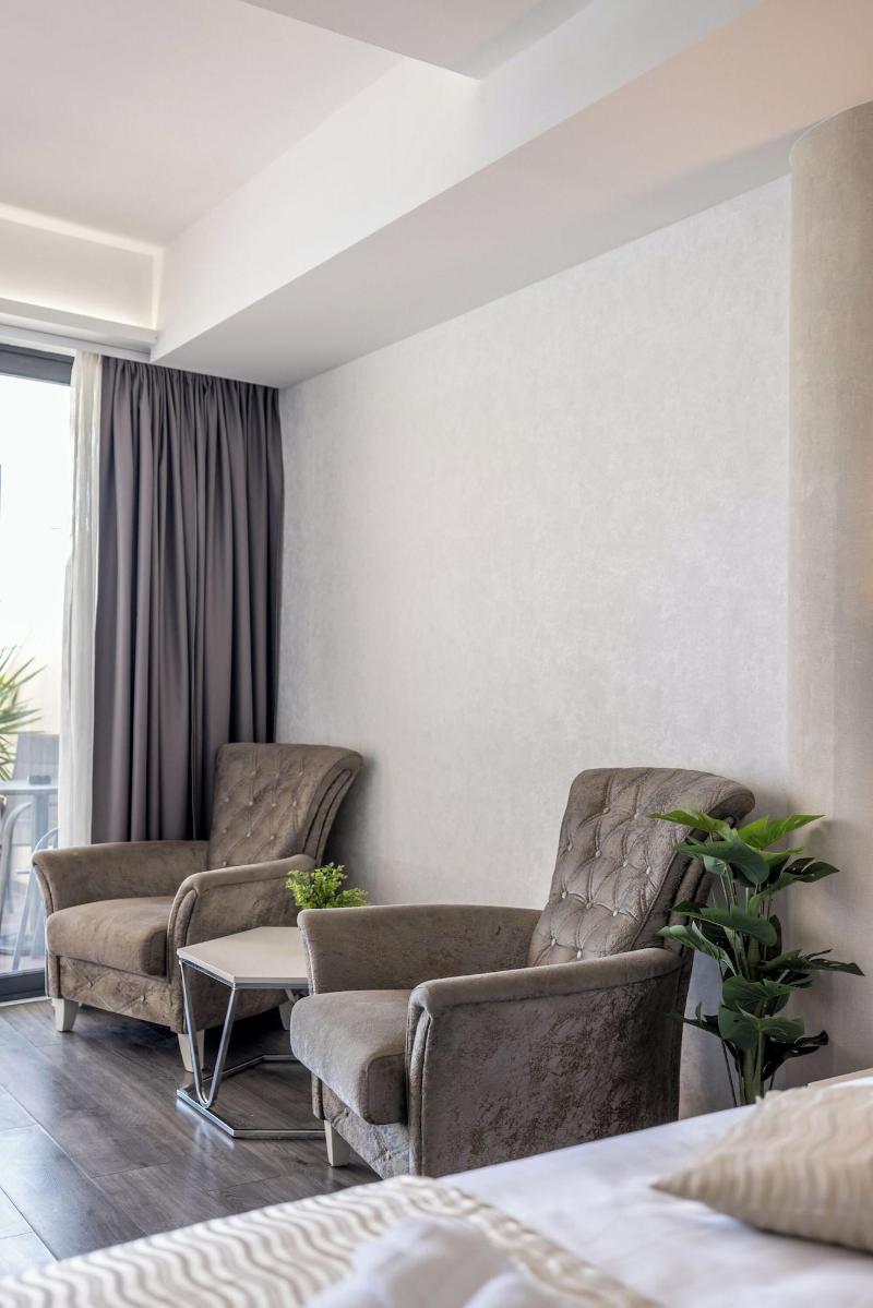 Luxury Rooms Seven image