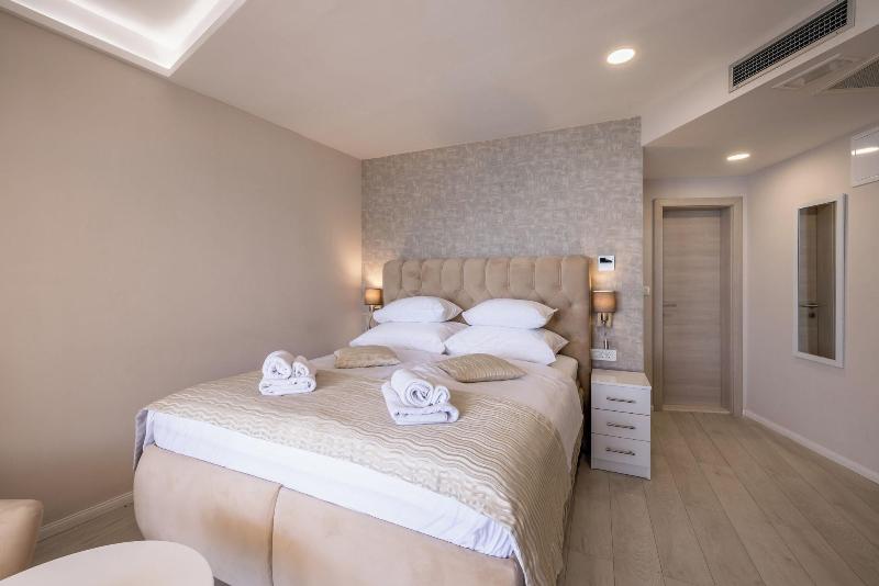 Luxury Rooms Seven image