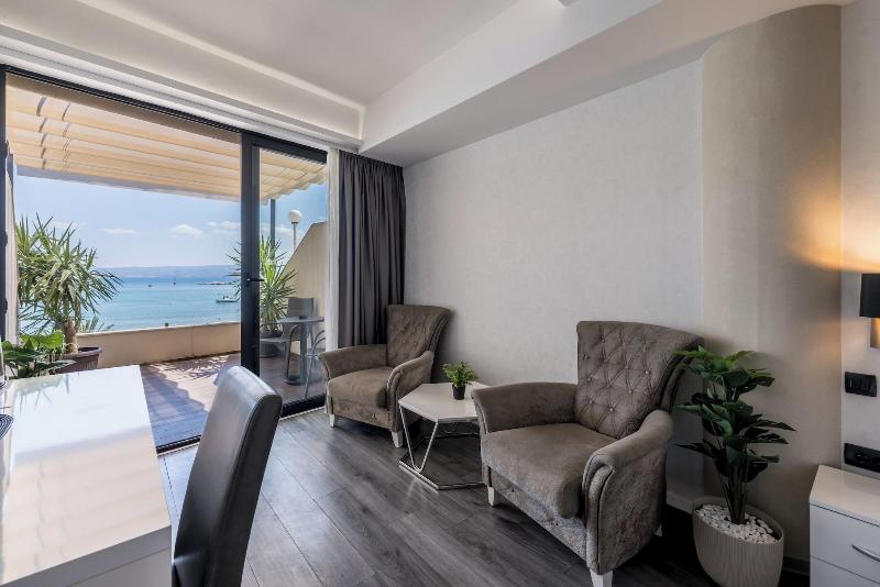 Luxury Rooms Seven image