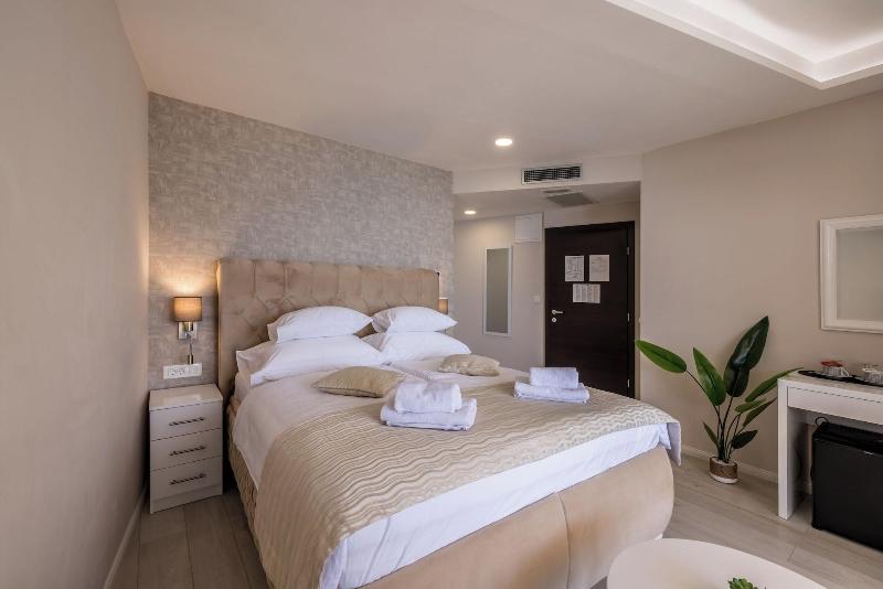 Luxury Rooms Seven image