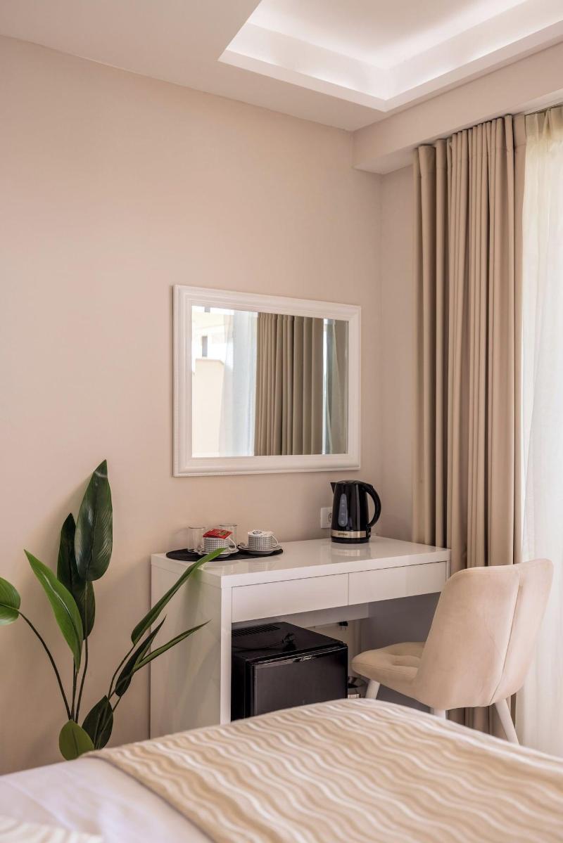 Luxury Rooms Seven image
