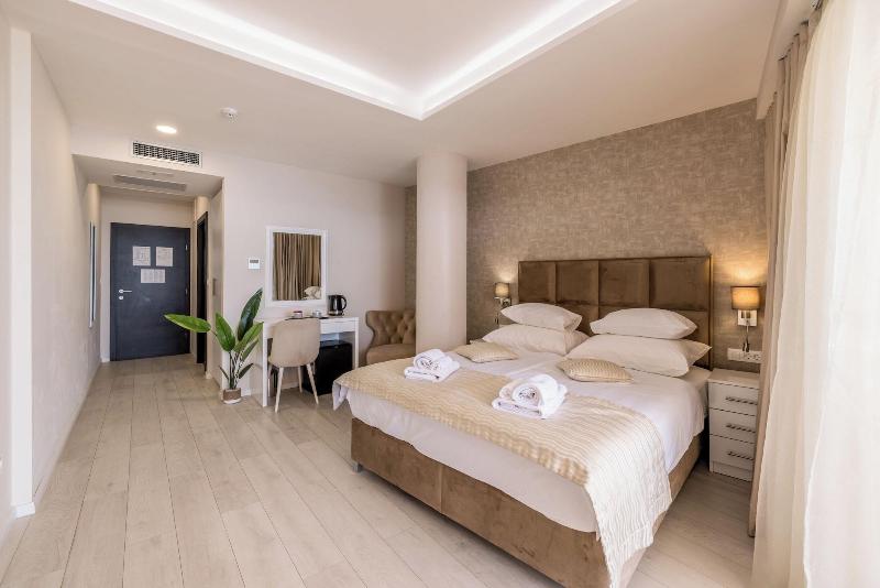 Luxury Rooms Seven image
