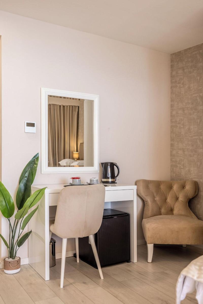 Luxury Rooms Seven image