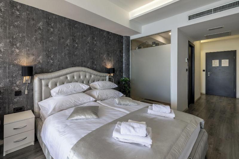 Luxury Rooms Seven image