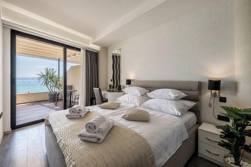 Luxury Rooms Seven image