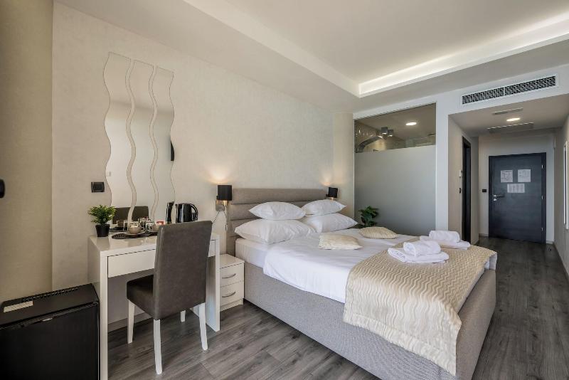 Luxury Rooms Seven image