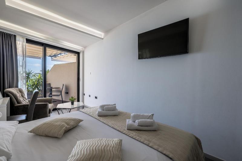 Luxury Rooms Seven image