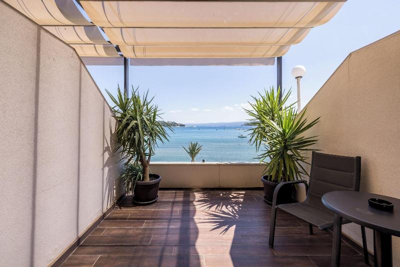 Luxury Rooms Seven image