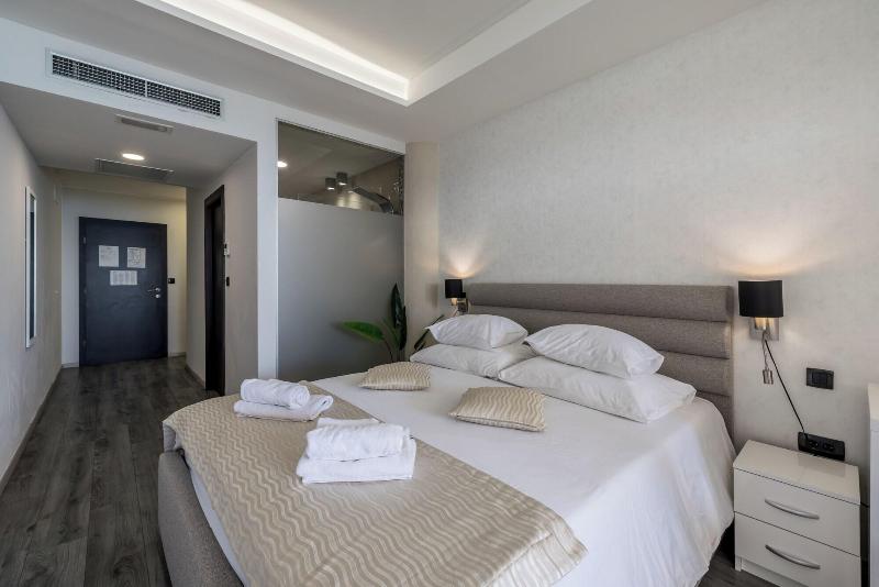 Luxury Rooms Seven image