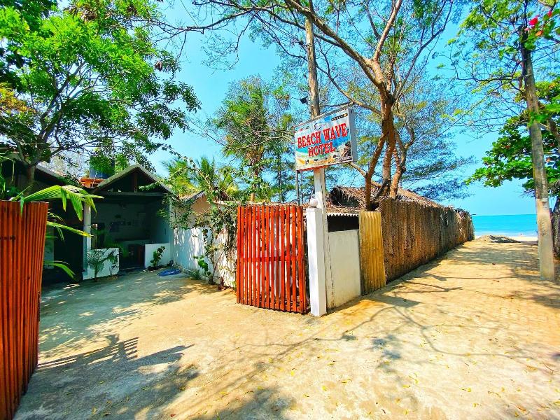 Beach Wave Hotel image