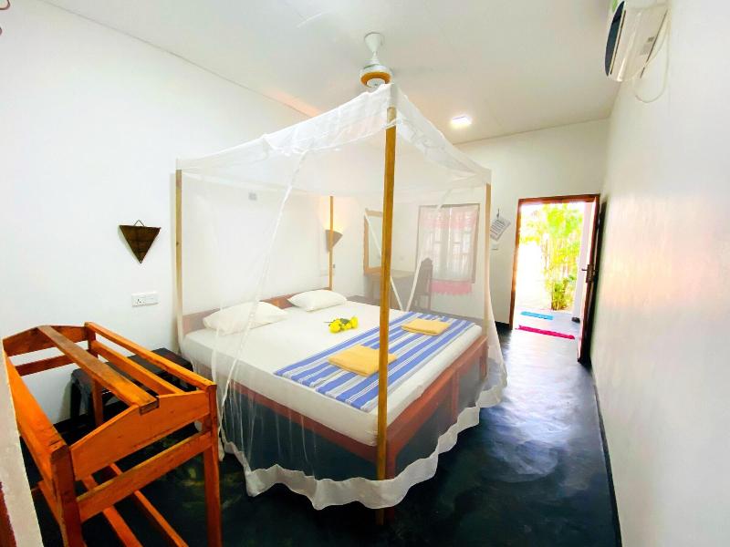 Beach Wave Hotel image