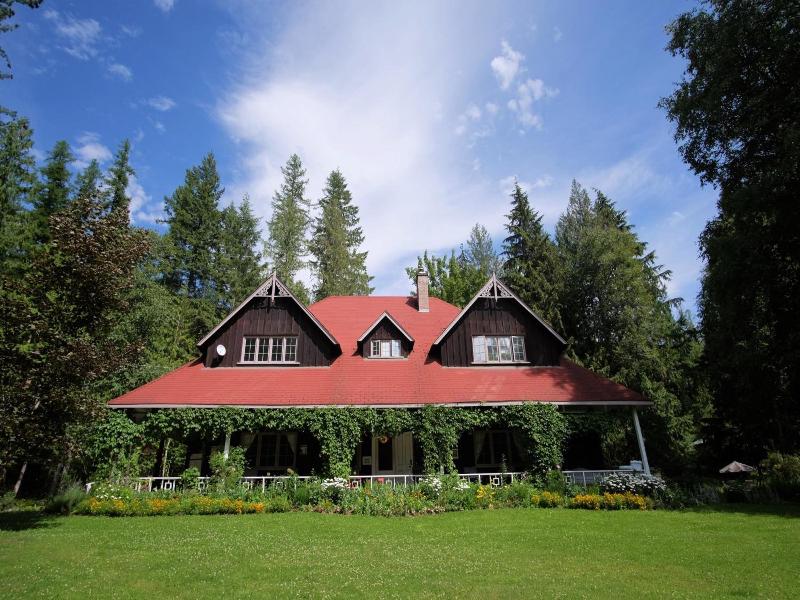 Wedgwood Manor And Glamping Retreat image