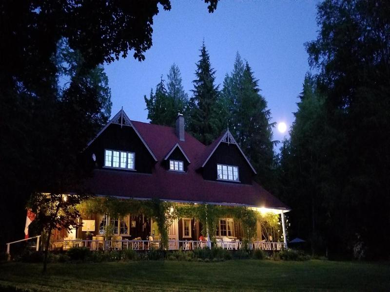 Wedgwood Manor And Glamping Retreat image