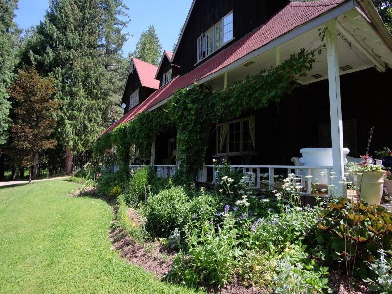 Wedgwood Manor And Glamping Retreat image