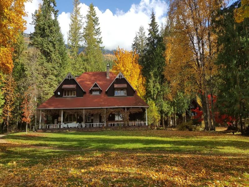 Wedgwood Manor And Glamping Retreat image