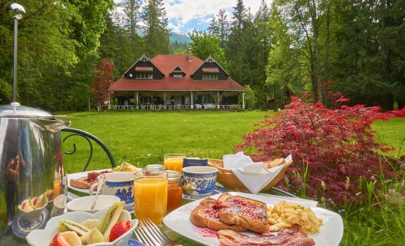 Wedgwood Manor And Glamping Retreat image