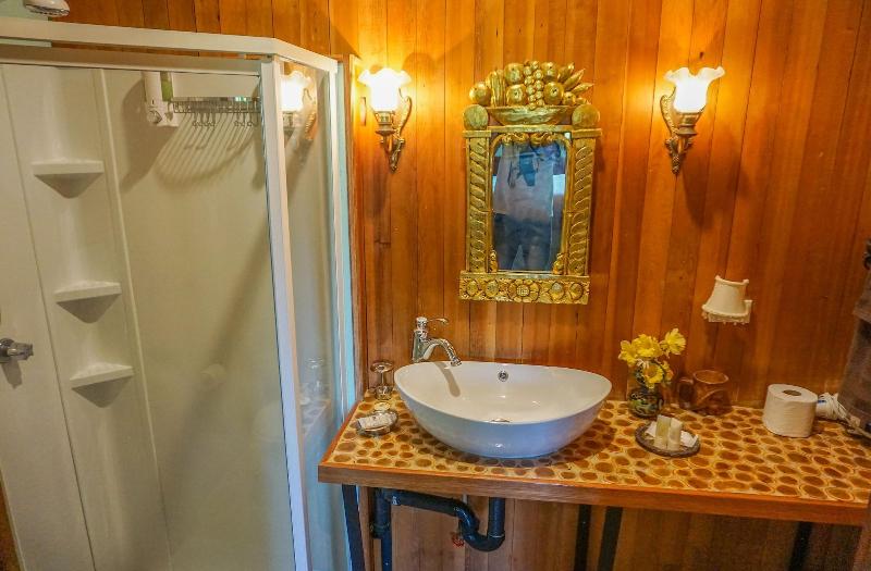 Wedgwood Manor And Glamping Retreat image