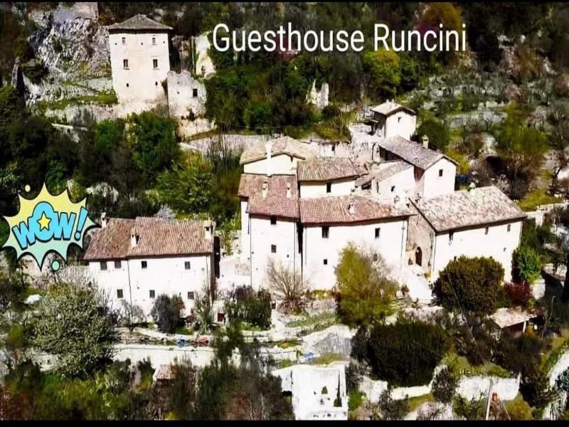 Guesthouse Runcini Dormire In Un Borgo Medievale image