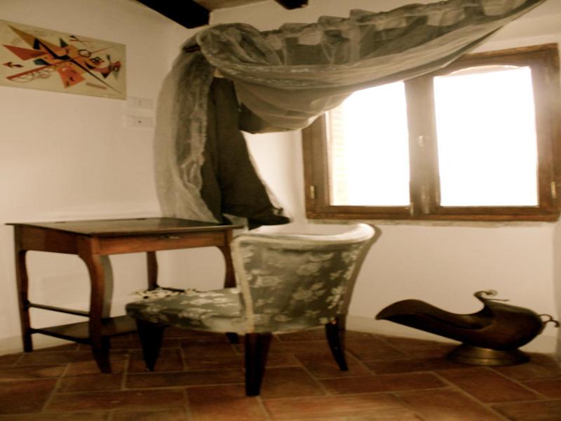 Guesthouse Runcini Dormire In Un Borgo Medievale image