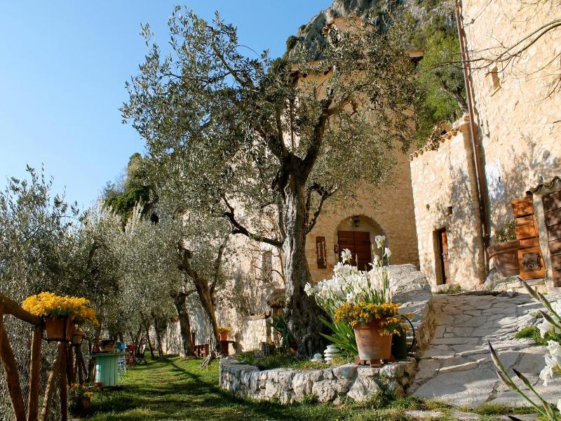 Guesthouse Runcini Dormire In Un Borgo Medievale image
