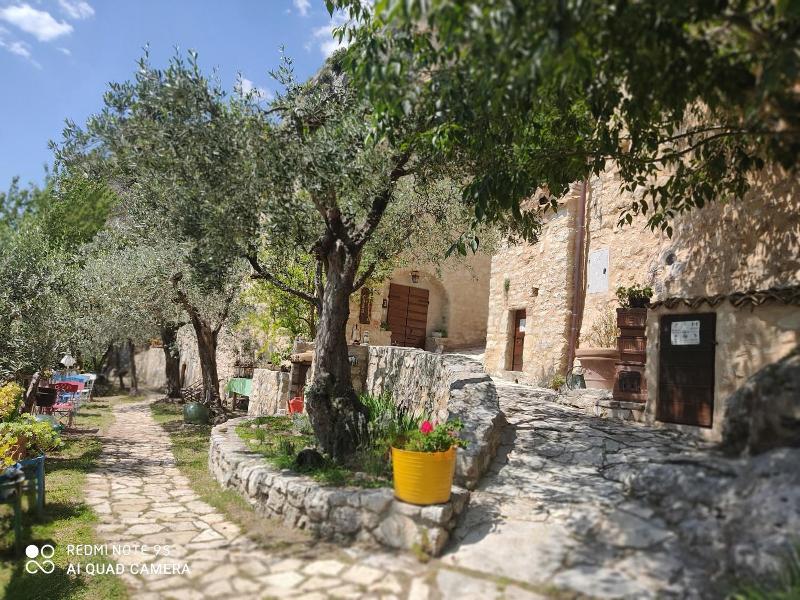Guesthouse Runcini Dormire In Un Borgo Medievale image