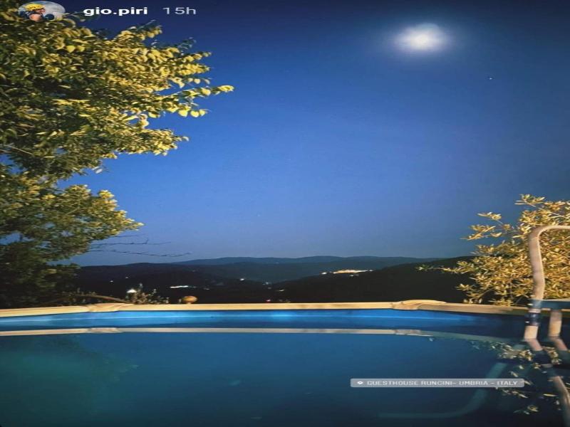 Guesthouse Runcini Dormire In Un Borgo Medievale image