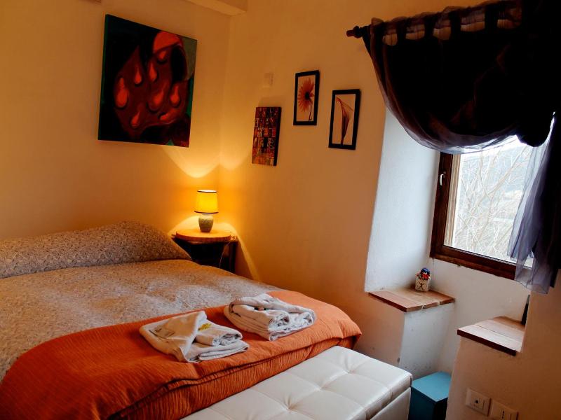 Guesthouse Runcini Dormire In Un Borgo Medievale image