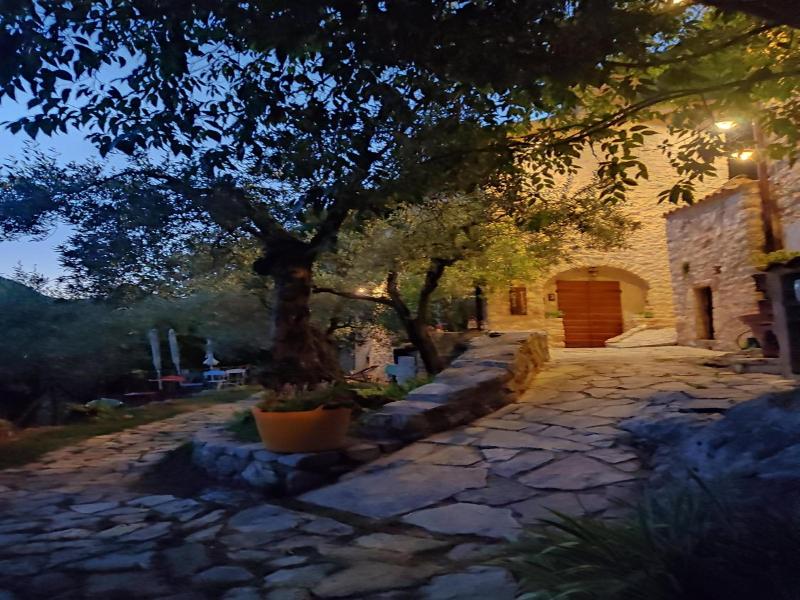 Guesthouse Runcini Dormire In Un Borgo Medievale image