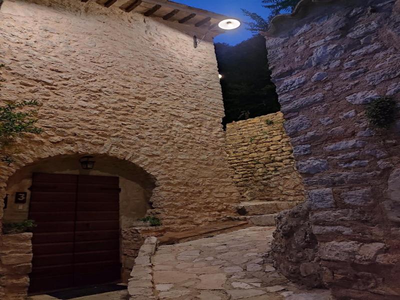 Guesthouse Runcini Dormire In Un Borgo Medievale image