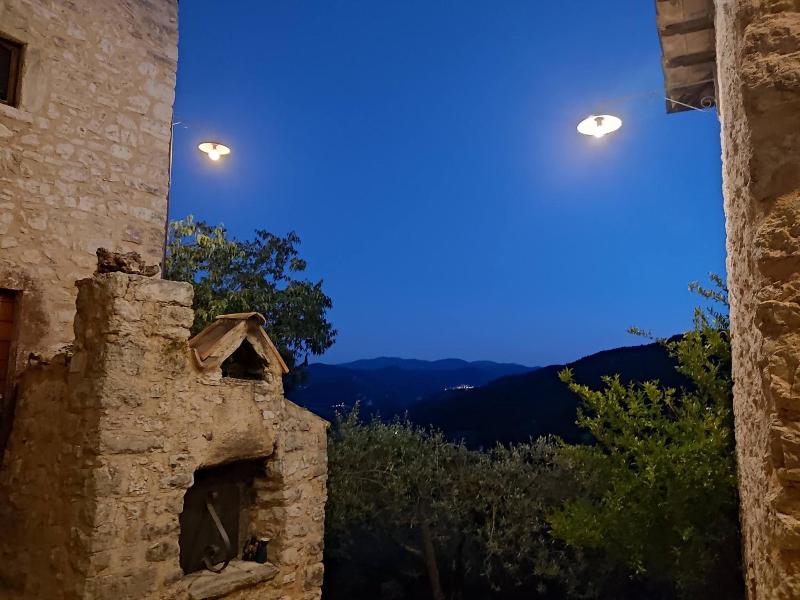Guesthouse Runcini Dormire In Un Borgo Medievale image