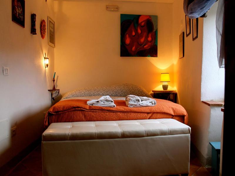 Guesthouse Runcini Dormire In Un Borgo Medievale image