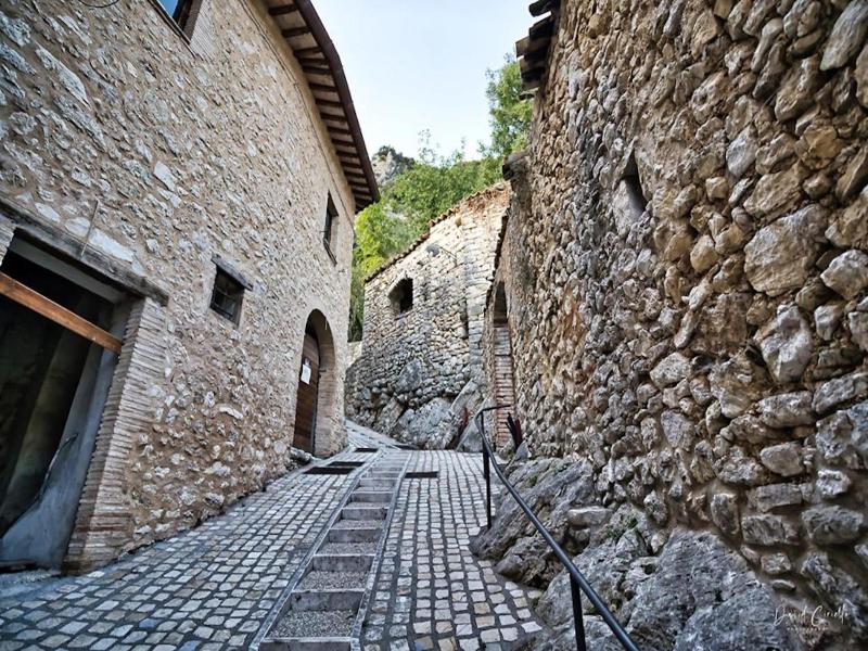 Guesthouse Runcini Dormire In Un Borgo Medievale image