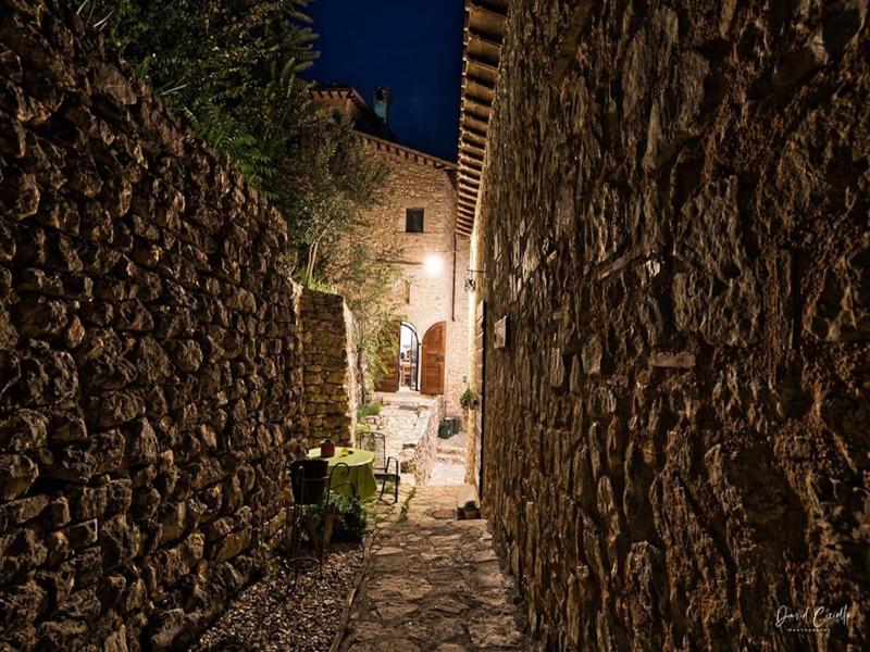 Guesthouse Runcini Dormire In Un Borgo Medievale image