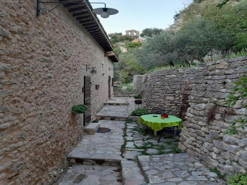 Guesthouse Runcini Dormire In Un Borgo Medievale image