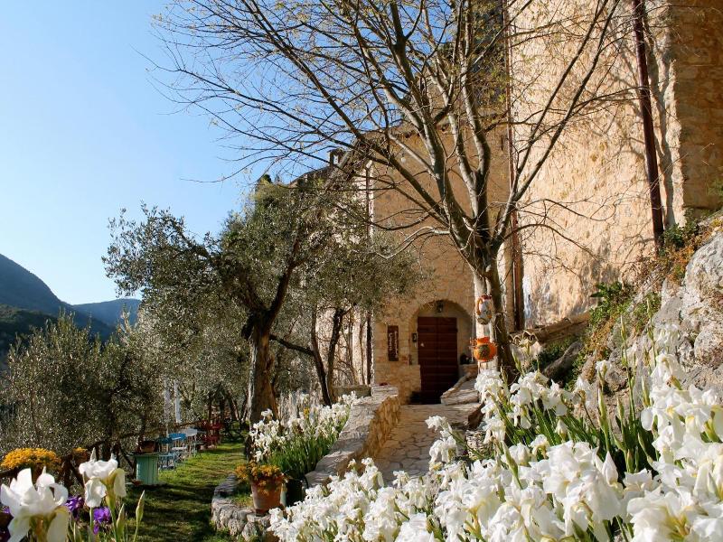 Guesthouse Runcini Dormire In Un Borgo Medievale image